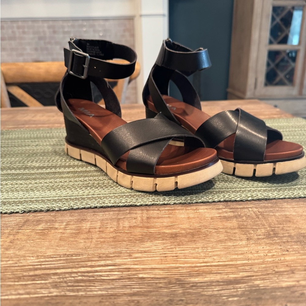 Stylish Mia Black Wedge Sandals